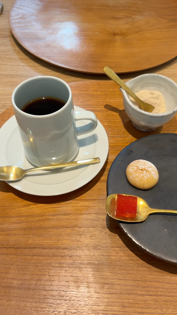 (左)ミルクのデザート/(右)プティフールとコーヒー