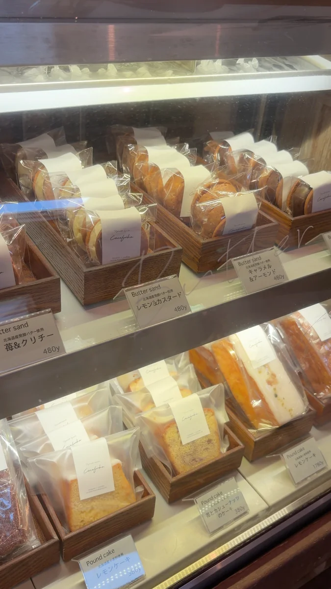 (左)ショーケースの焼き菓子。バターサンドやパウンドケーキが並びます/(右)スコーン