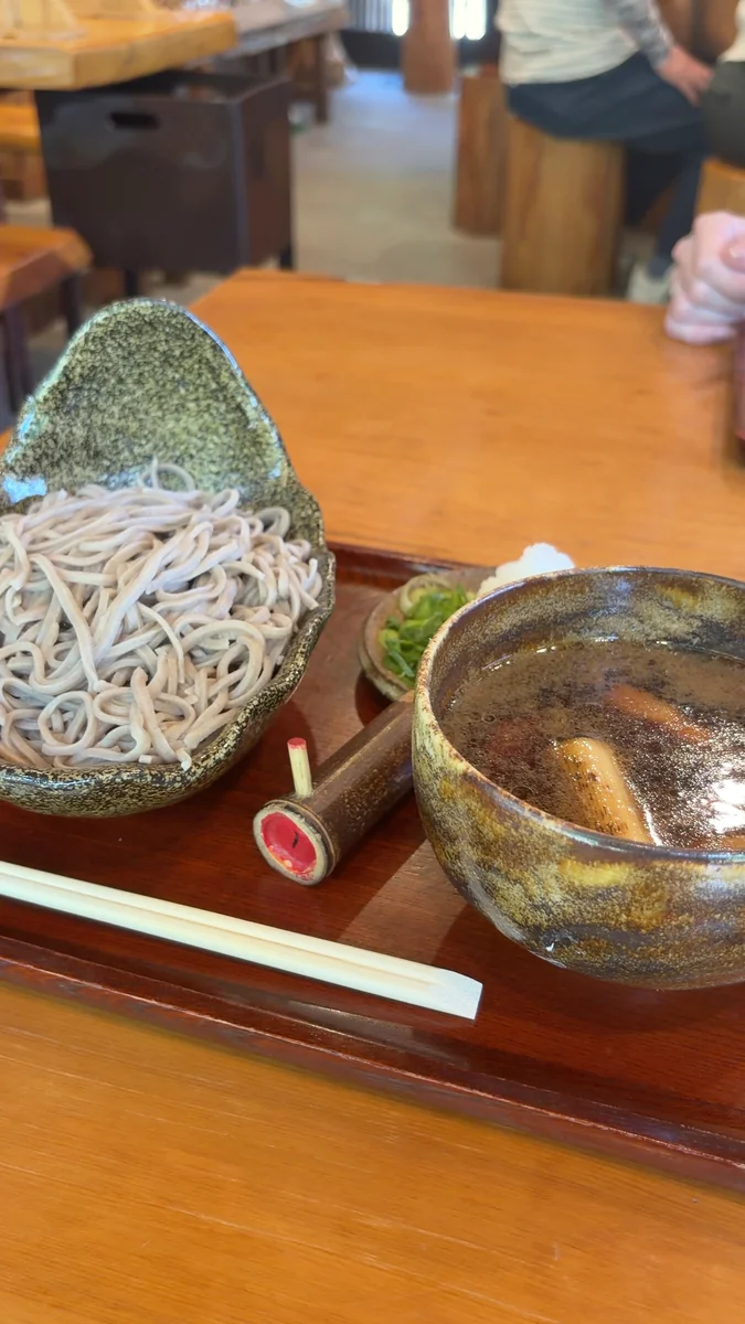 かもざる。温かいつゆの器に鴨が入り、そばは別の器。薬味はねぎ、大根おろし、わさび