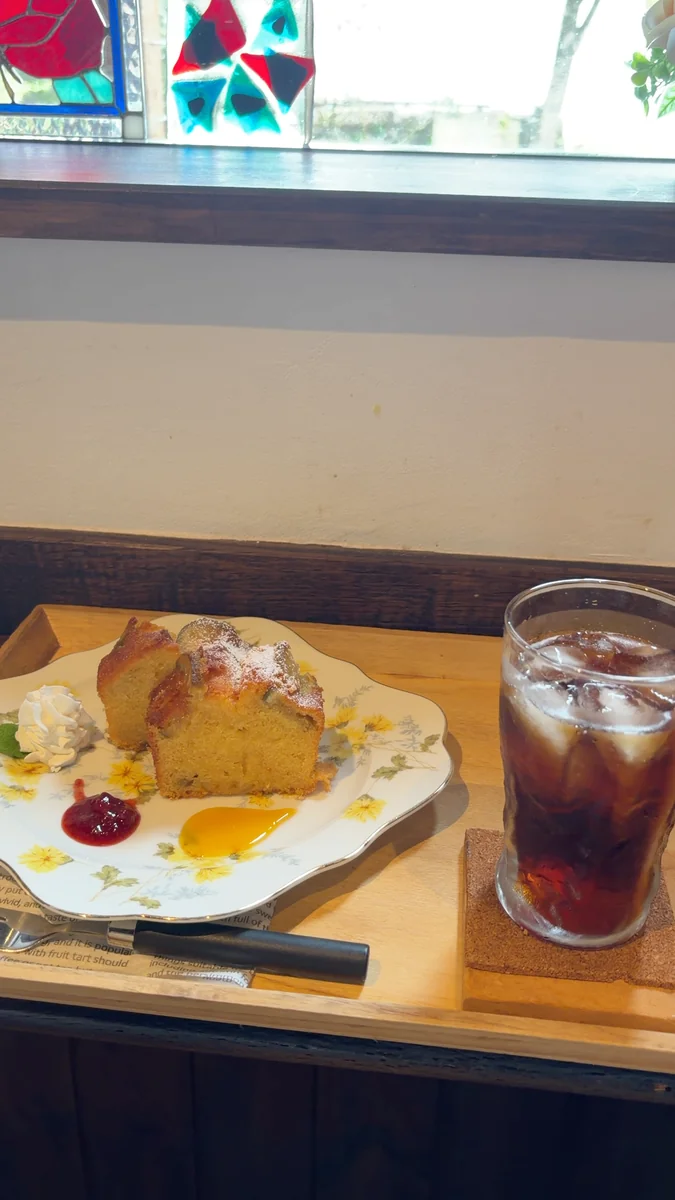 (左)かぼすのシロップ漬けのパウンドケーキと、アイスコーヒー/(右)グラス入りのレモンムース。セミノールのソースが添えられています