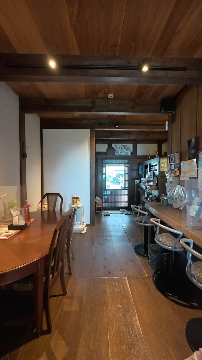 (左)1階。右手が窓際のカウンター、左手にテーブル席。奥が入口です/(右)2階の五月人形。6月上旬の訪問時に出ていました