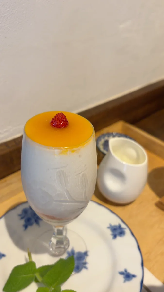 (左)かぼすのシロップ漬けのパウンドケーキと、アイスコーヒー/(右)グラス入りのレモンムース。セミノールのソースが添えられています