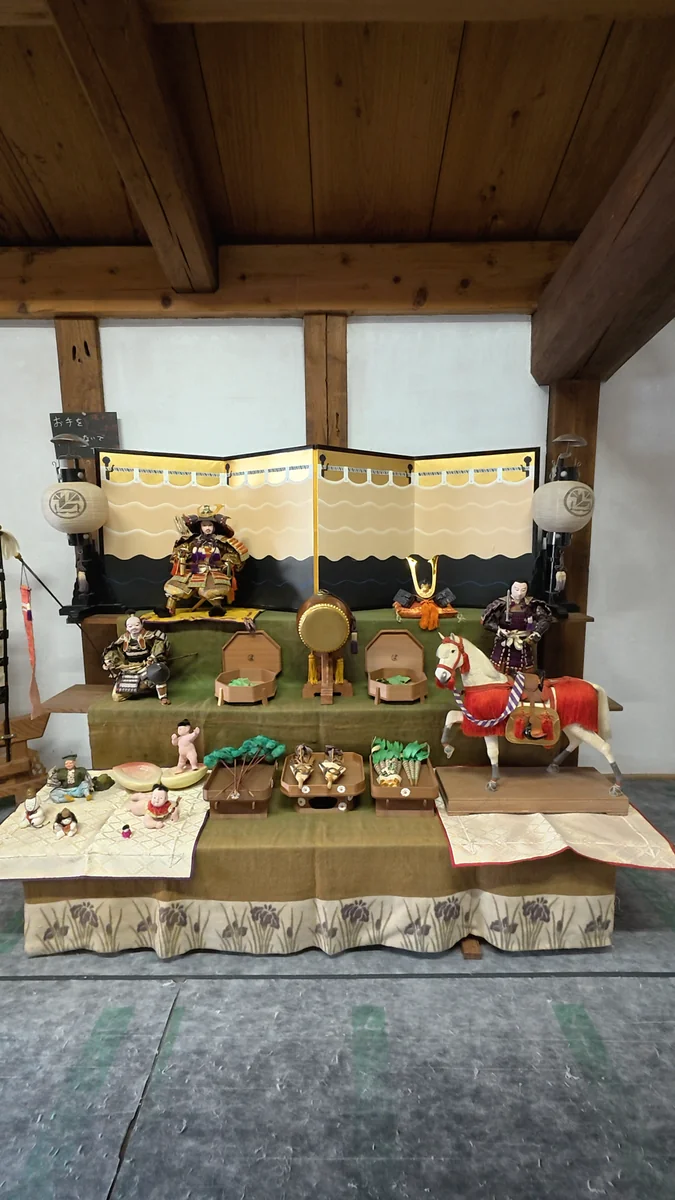 (左)1階。右手が窓際のカウンター、左手にテーブル席。奥が入口です/(右)2階の五月人形。6月上旬の訪問時に出ていました