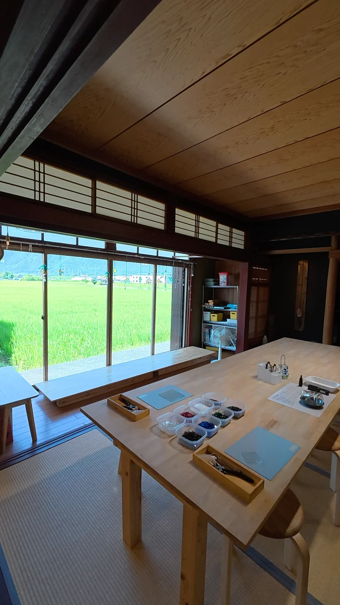 体験するのは畳の部屋。窓の外は田んぼです(左)/窓辺に吊るしてあるサンキャッチャー(右)