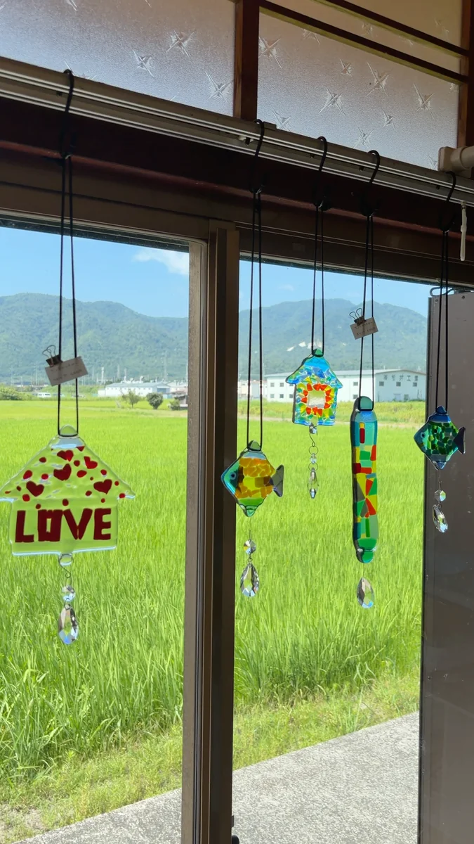 体験するのは畳の部屋。窓の外は田んぼです(左)/窓辺に吊るしてあるサンキャッチャー(右)