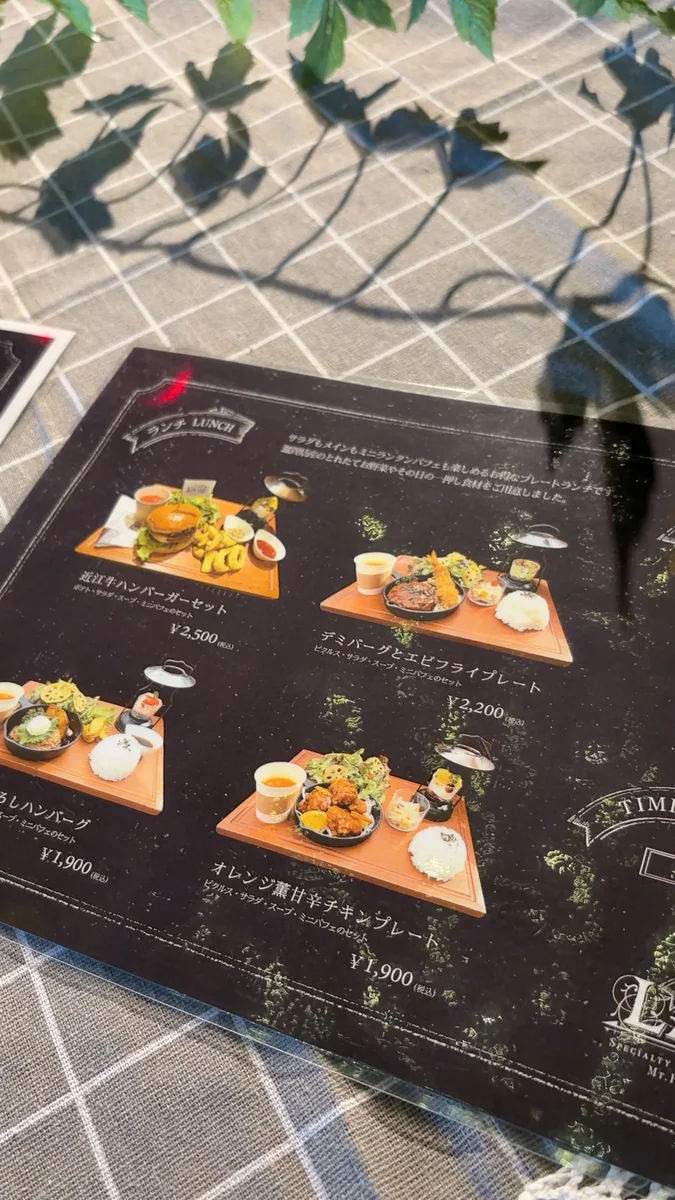 メニュー。パフェと飲みものの面（左）／ランチの面。どれもミニパフェ付きです（右）