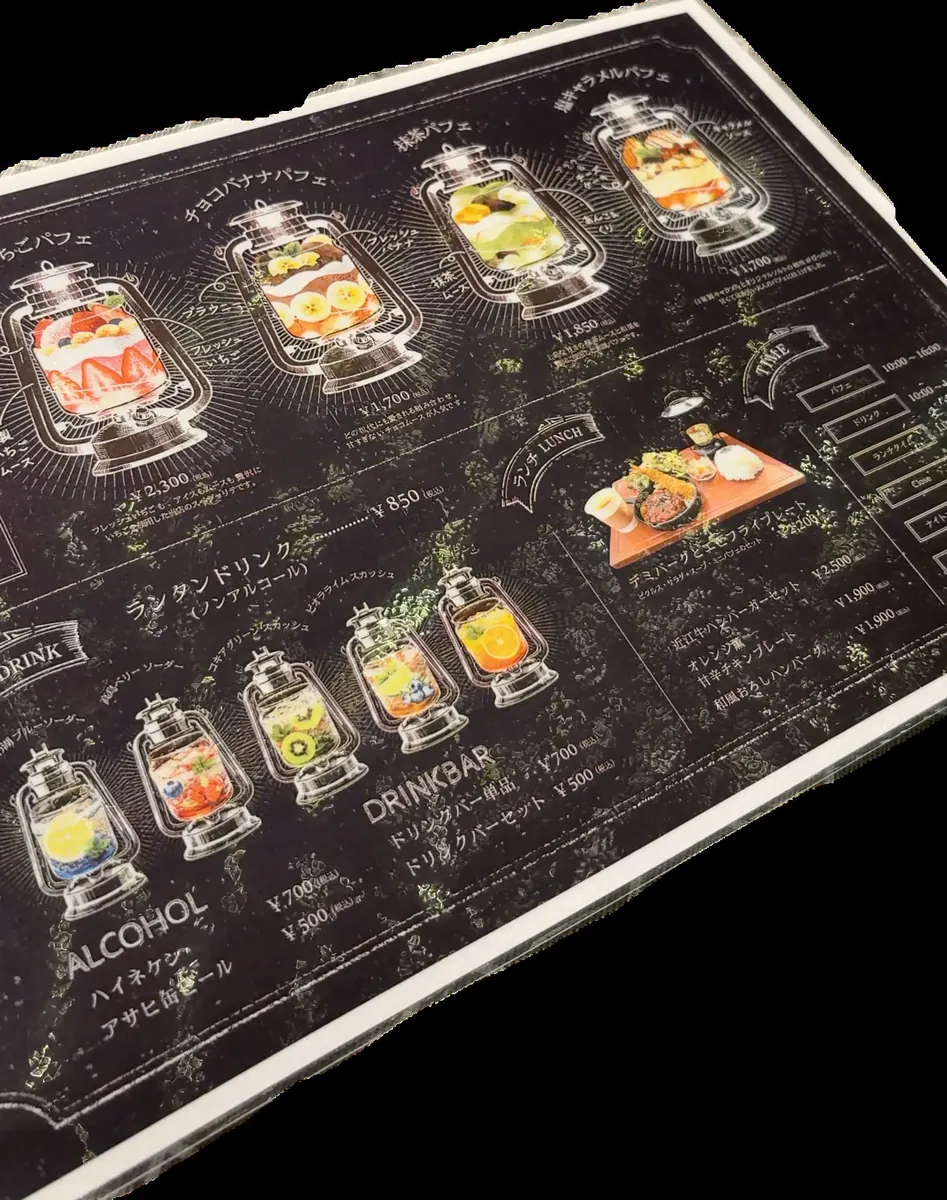 メニュー。パフェと飲みものの面（左）／ランチの面。どれもミニパフェ付きです（右）