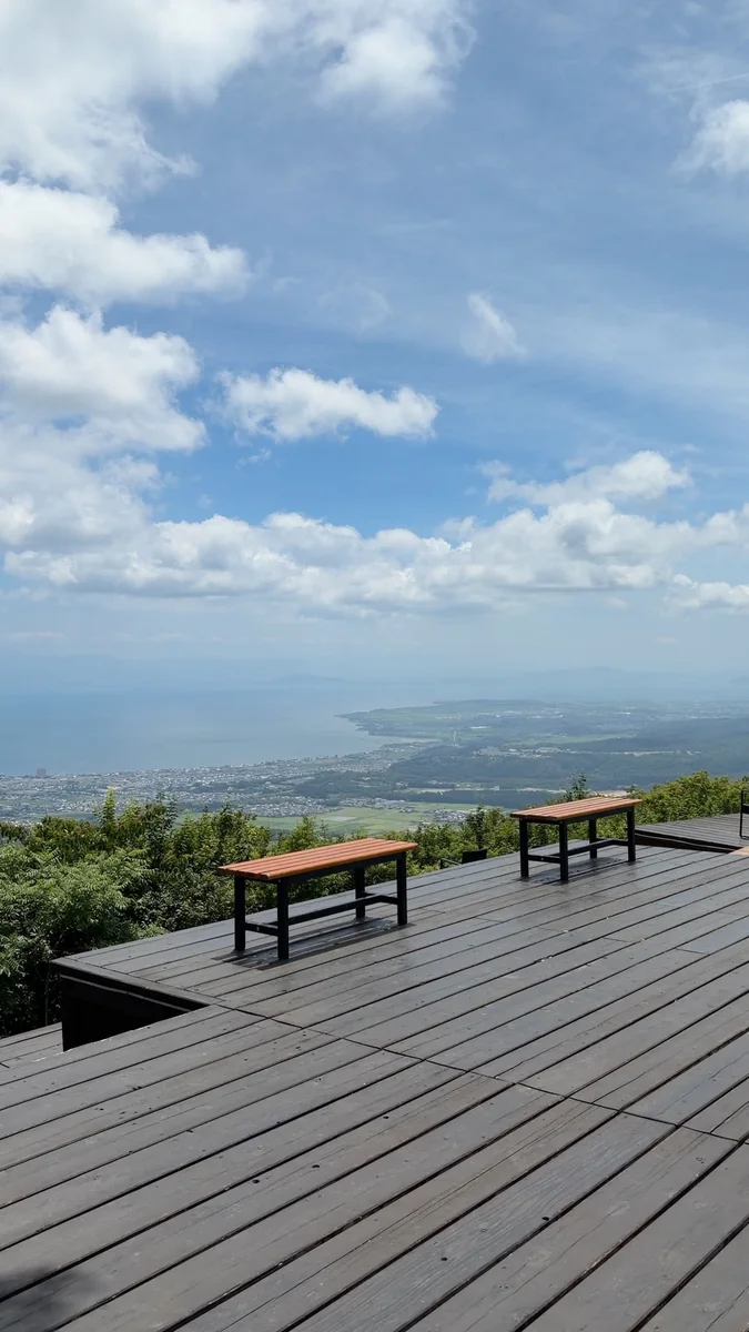 ウッドデッキのベンチから。びわ湖と対岸まで見えます（左）／芝生に張られた日よけの布の下から（右）