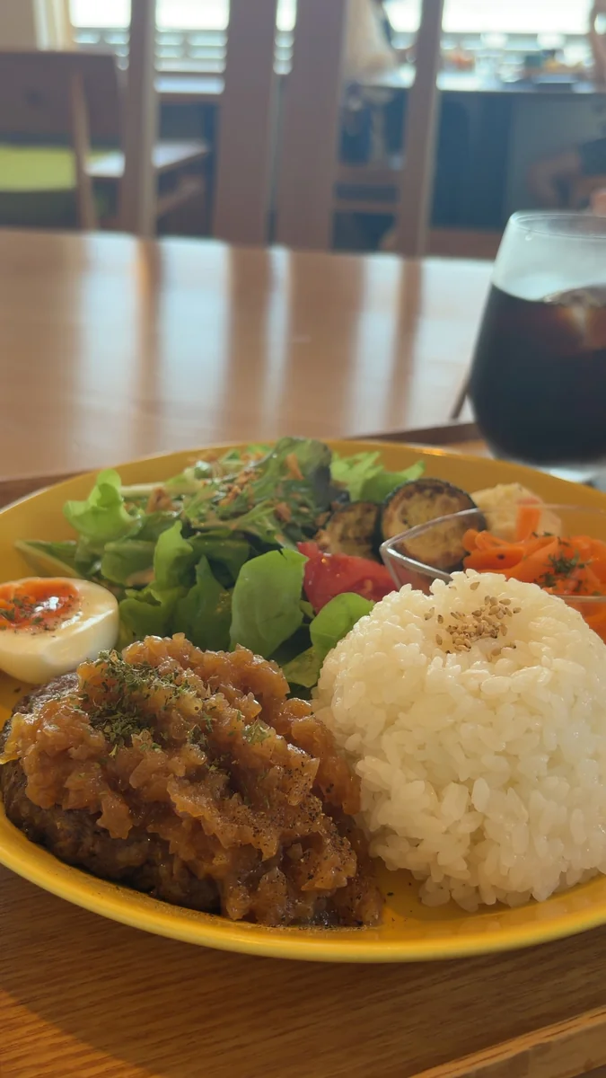 近江牛100％ハンバーグランチ 2,180円。ライスとサラダ、副菜が付きます（左）／ミニハンバーガーランチ 1,820円。ポテトチップスとスープ付き（右）