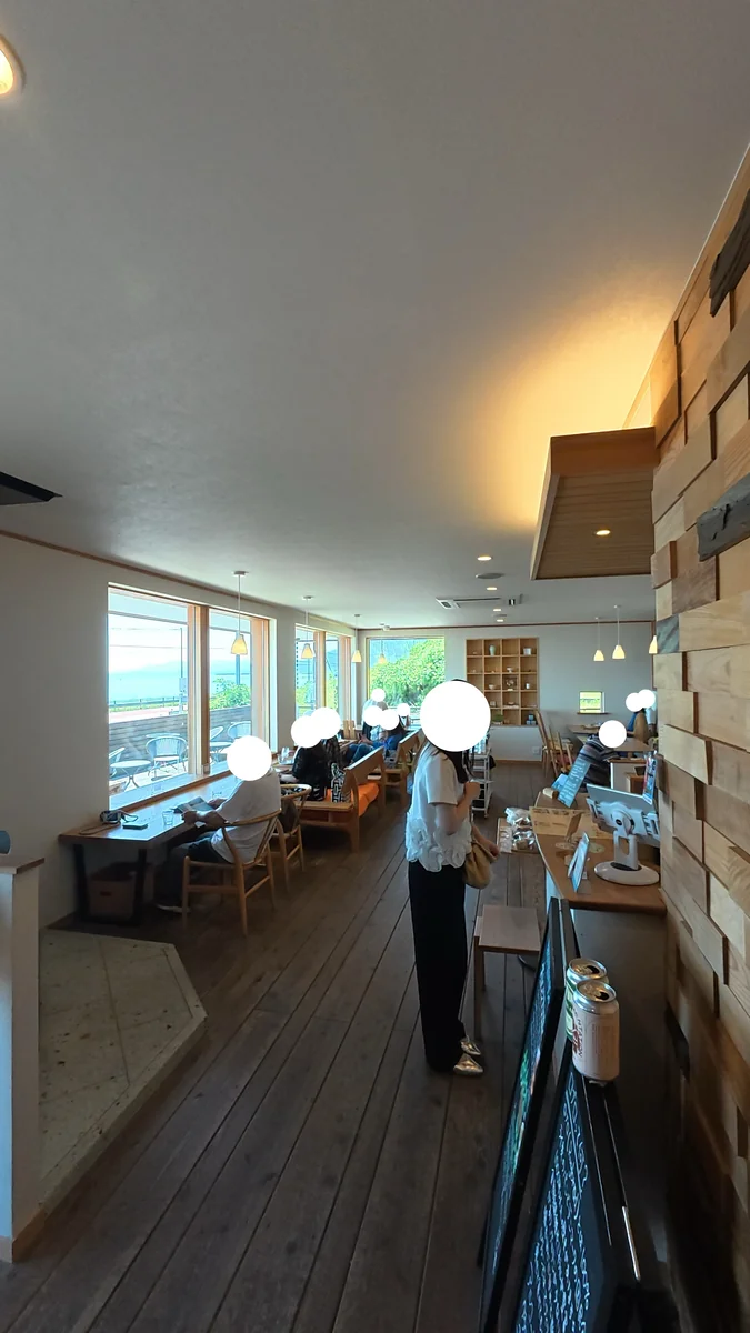 窓の向こうは琵琶湖と対岸の山（左）／店内の引き。窓側の列にカウンター席がある（右）