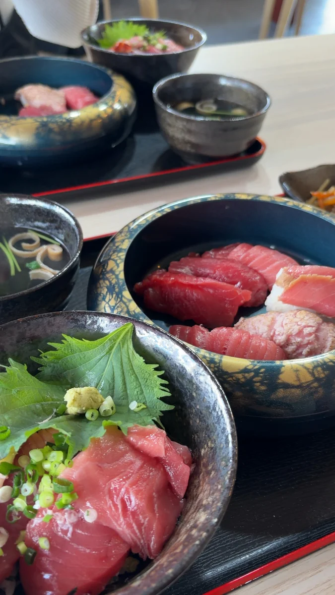 生本まぐろ「極み」御膳。奥が握り、手前が海鮮丼で、吸い物が付きます(左)/海鮮丼はまぐろと海老。大葉とねぎがのっています(右)