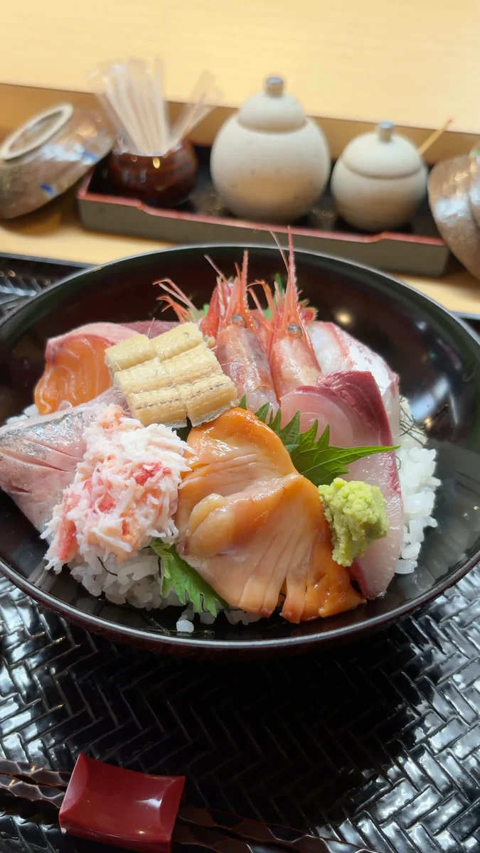 (左)上まさ定食のお造り。7種が1つの器に盛られています/(右)海鮮丼。ごはんが見えないくらい、切り身がのっています