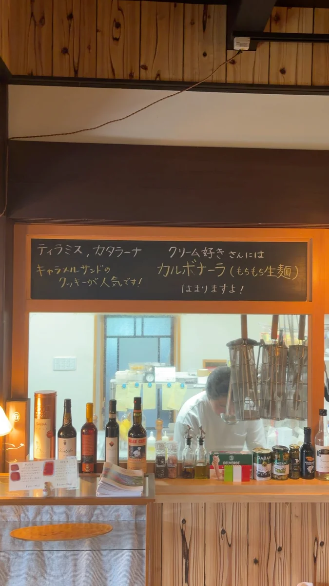 カウンターの上の黒板。「ティラミス、カタラーナ、キャラメルサンドのクッキーが人気です!」と書かれています