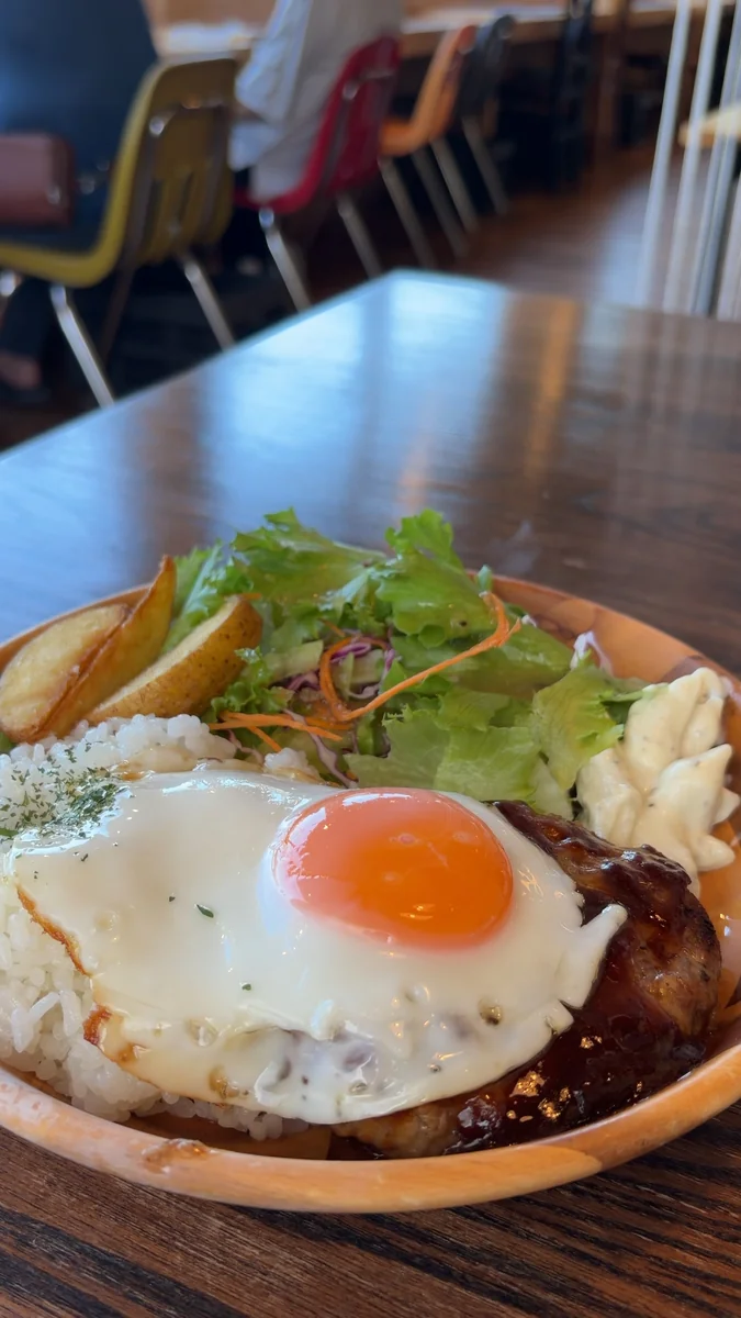 MGランチ 1,780円（左）／ロコモコランチ 1,680円（右）