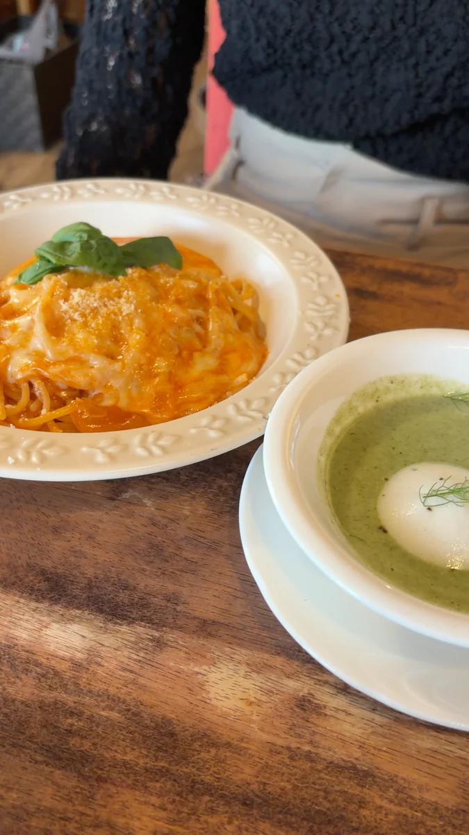 （左）モッツァレラチーズトマトのミニパスタと、セットのスープ／（右）セットのパンとバター