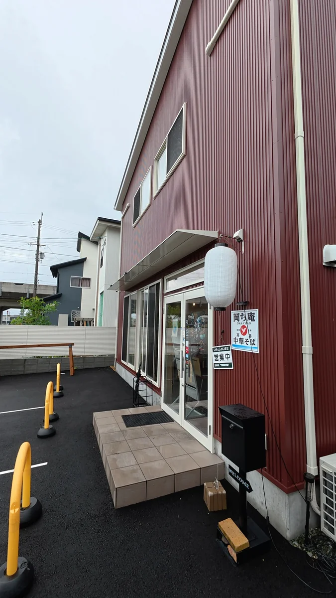 店の前が駐車場です（左）／入口（右）